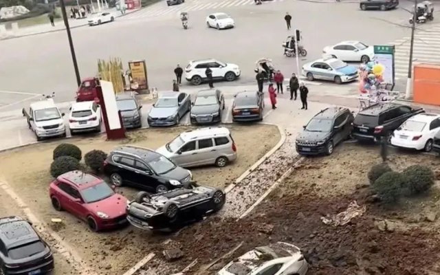 男孩往化粪池扔鞭炮引发爆炸，要付天价赔偿？最新回应→