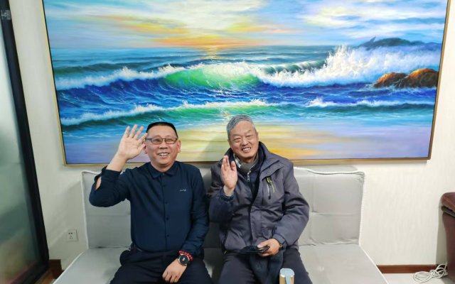 2024年12月30日，公司总经理张捻帏与原公安部物证鉴定中心资深文件检验专家、高级警官李虹同志在一起