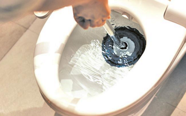 马桶“返水”房屋被泡，谁担责？