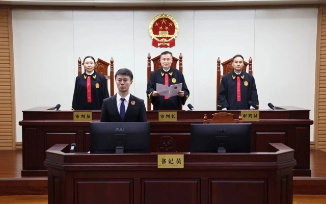 中国农业银行原首席专家兼深圳市分行原党委书记、行长许锡龙受贿、利用影响力受贿案一审公开宣判